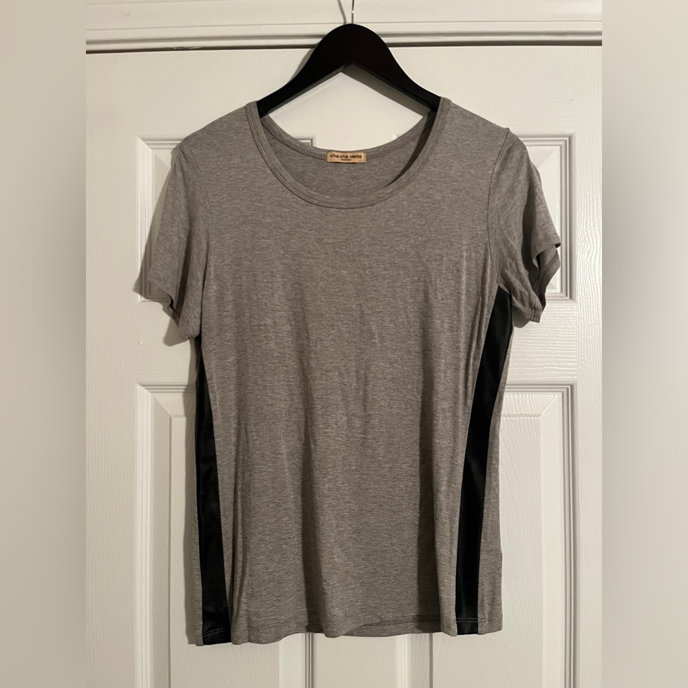 🐠Cha Cha Vente Pullover Gray Women’s Top. Stripes on Side Black Faux Leather. M.
